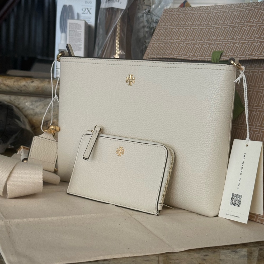 New tory Burch Blake Swingpack in ivory color with matching Blake zipcardholder
